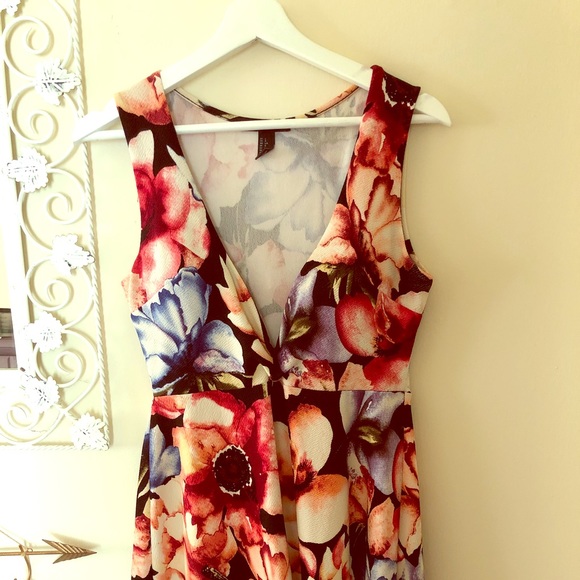Forever 21 Dresses & Skirts - Forever 21 plunging neckline Floral dress